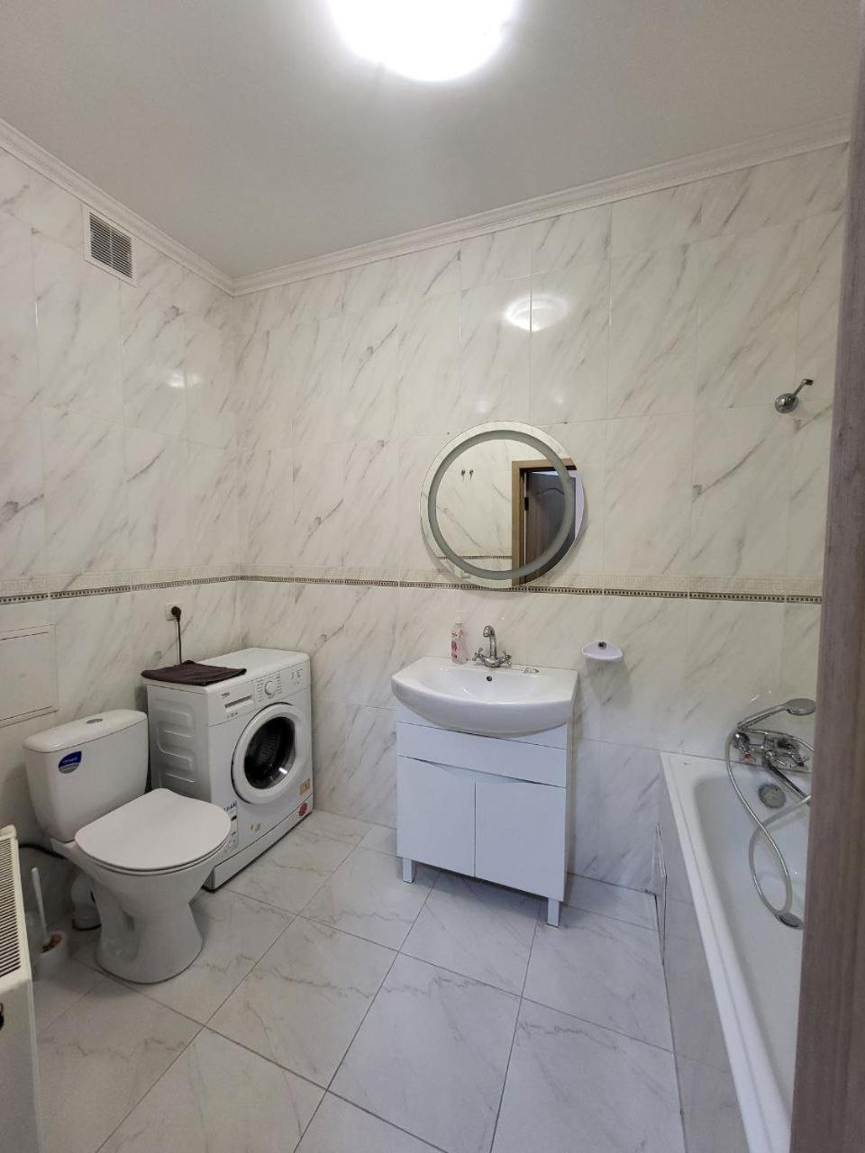 Apartamenty On Knyazya Romana Leópolis Exterior foto