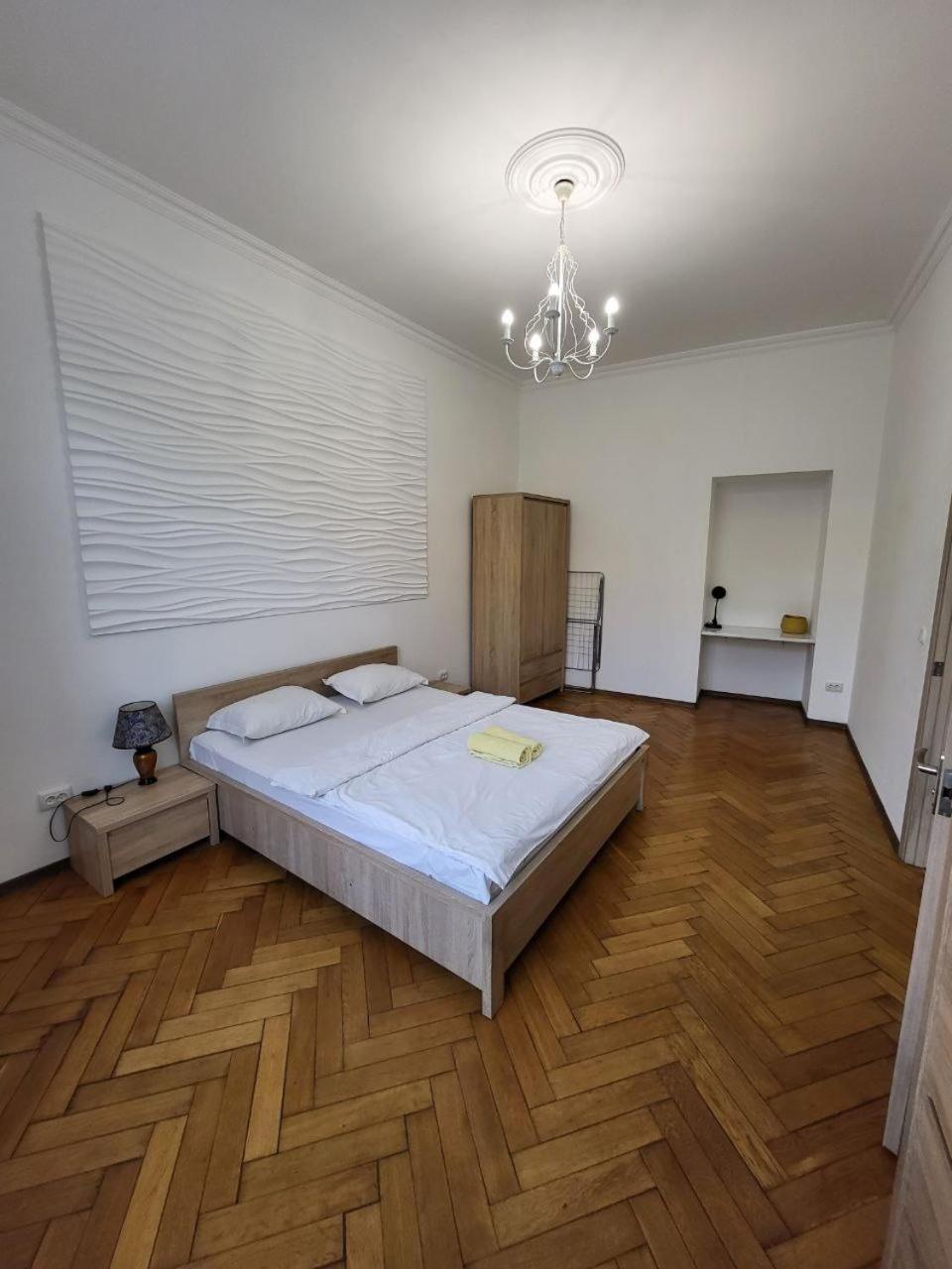 Apartamenty On Knyazya Romana Leópolis Exterior foto