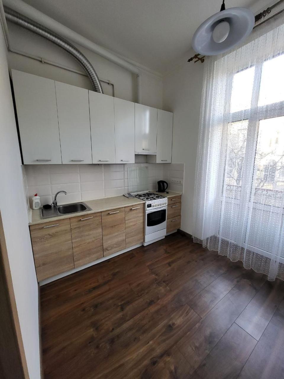 Apartamenty On Knyazya Romana Leópolis Exterior foto